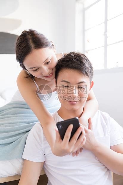 情侣一起玩手机高清图片下载-正版图片500797363-摄图网