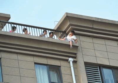 女子在15楼顶欲跳楼 围观男徒手爬4楼想救人|跳楼|轻生_新浪新闻