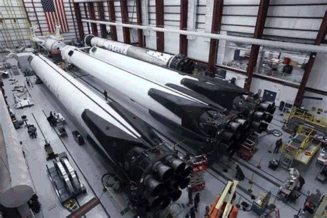首飞在即 马斯克发布猎鹰重型火箭发射前照片_凤凰科技