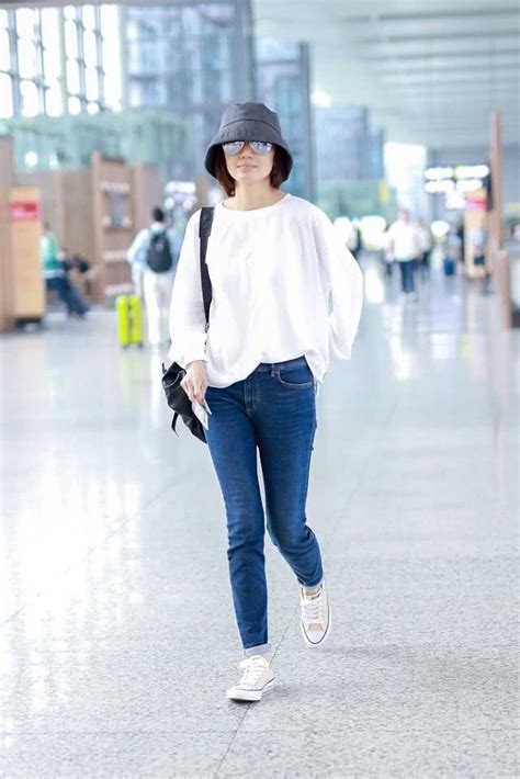袁泉现身，穿白色的圆领衬衫搭牛仔裤，打扮清新的样子可美了！