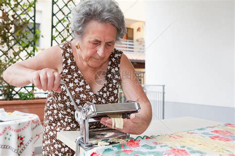 老妇人用滚筒做意大利面高清图片下载-正版图片501444643-摄图网