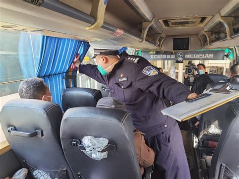 常州一载客大巴遭砸 6名戴口罩男子肇事后逃离-搜狐新闻