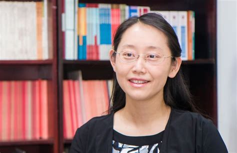 她是清华大学最受欢迎的女教授之一，长相清纯，出名后坚持不作秀