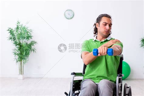 坐在轮椅上的青年男高清图片下载-正版图片504511162-摄图网