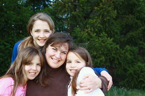 母亲和三个女儿高清图片下载-正版图片320257901-摄图网
