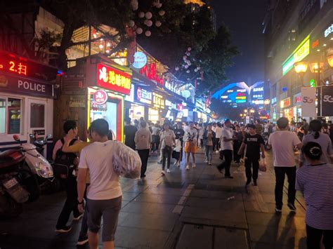 【携程攻略】重庆八一路好吃街餐馆,在解放碑步行街的隔壁一条街，街道两边都是土特产商店和小吃店。人头…