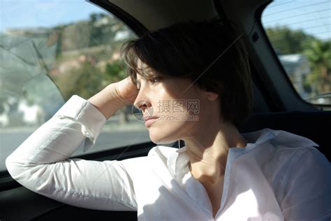 坐在车后座的女人望着窗外高清图片下载-正版图片502924357-摄图网
