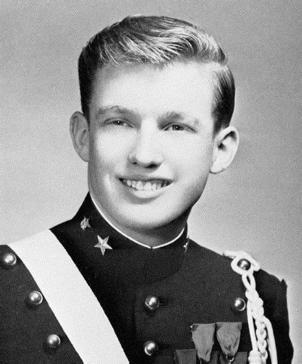 特朗普年轻时特朗普简介（帅气多金，军校里的“大众情人”，自认长得像猫王） | 人物集