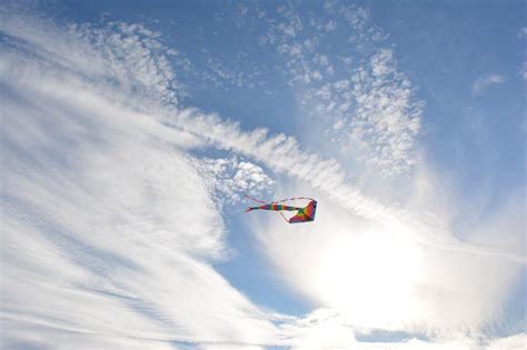 天空中飞翔的风筝图片-天空中五彩缤纷的风筝素材-高清图片-摄影照片-寻图免费打包下载