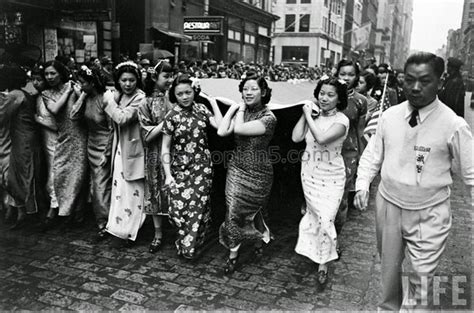 1938年5月海外华人在纽约举行的抗日示威活动现场照-天下老照片网