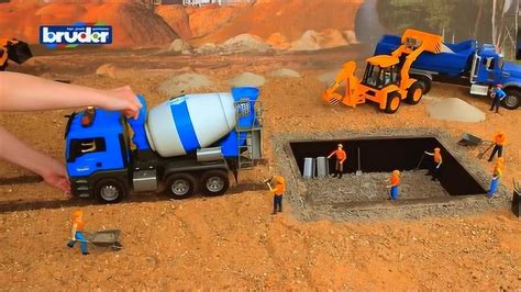 水泥罐车在工地运送水泥，工人在水泥池搅拌，儿童益智动画片