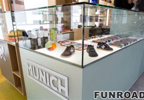 品牌鞋连锁店设计木制展示柜带LED灯