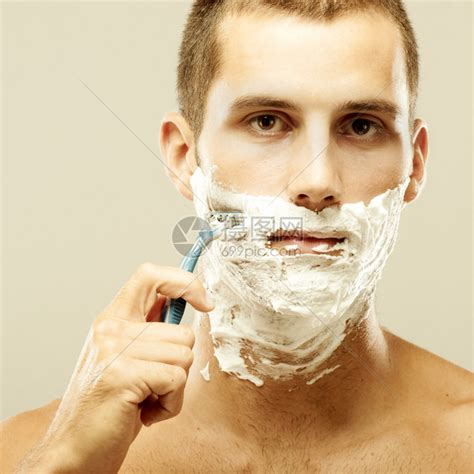 一个人在前刮胡子剃高清图片下载-正版图片506247315-摄图网