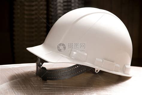 建筑工地的白色安全帽高清图片下载-正版图片502871258-摄图网