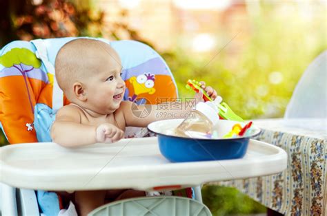 一个七月大的婴儿坐在高椅子上一连高清图片下载-正版图片503622867-摄图网