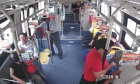 上海浦东一公交急刹车 38岁女乘客被甩出2米远不治身亡_凤凰网