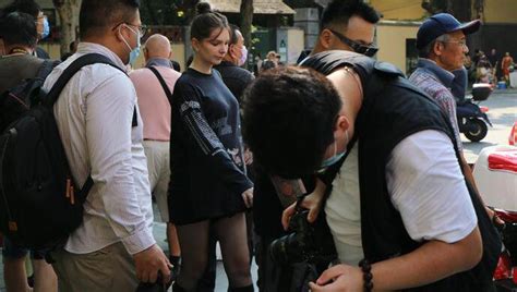 北京三里屯街拍背后:有拍者“捕捉”时尚女孩牟利_手机新浪网