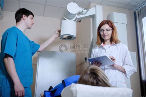 在诊所工作的年轻男医生放射科医生高清图片下载-正版图片506343531-摄图网