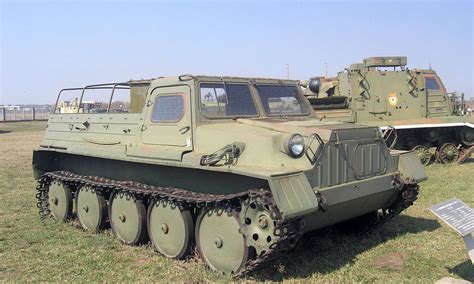 苏联第一种履带式全地形车 嘎斯-47 采用过德国式双重负重轮布局-新浪汽车