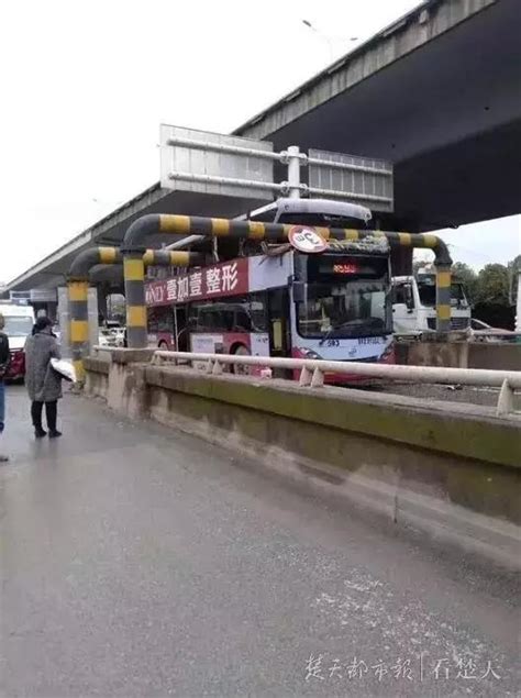 合肥一高架桥下发生车祸致1死2伤 事故原因正在调查_安徽频道_凤凰网