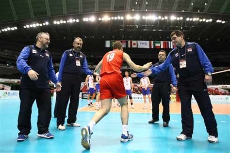 图文：中国男排1-3塞尔维亚 队员与教练击掌-搜狐体育