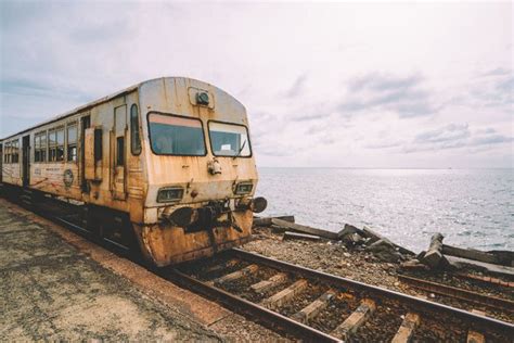 行驶中的火车图片-行驶中的绿色铁皮火车素材-高清图片-摄影照片-寻图免费打包下载