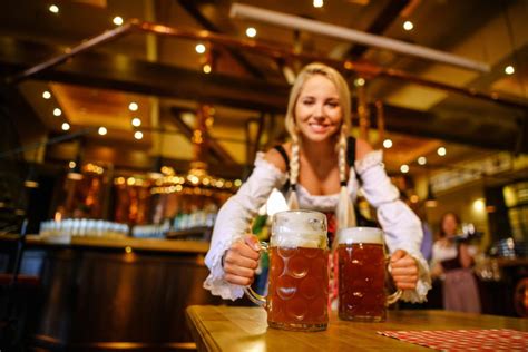 微笑的酒吧女服务员图片-端着啤酒微笑的酒吧女服务员素材-高清图片-摄影照片-寻图免费打包下载