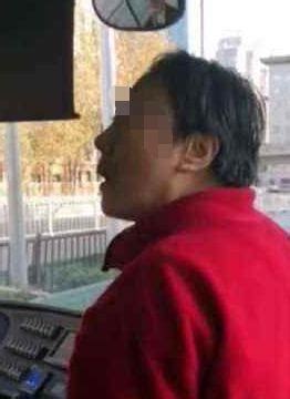 实拍：怀孕女子公交车坐爱心座位未给老人让座被打骂_新闻频道_中国青年网