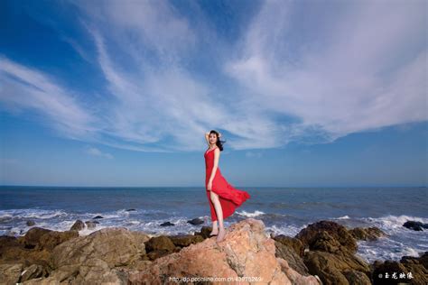 海边的美女高清摄影大图-千库网