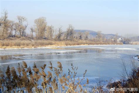 冬季清晨，辽宁省辽阳市的太子河水越发寂寞，河面开始结冰|辽阳市|河面|结冰_新浪新闻