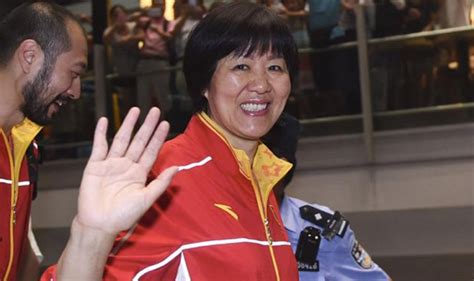 郎平回国第一次执教中国女排，没想到下了飞机有这么多人！_腾讯视频