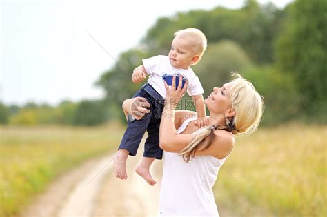 夏日大自然中快乐的妈和宝贝儿子高清图片下载-正版图片503580031-摄图网