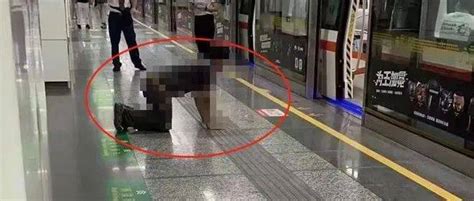 有男子在上海地铁2号线学狗叫、学狼叫还乱爬！是狂犬病发作？真相是…_视频_平台_乘客