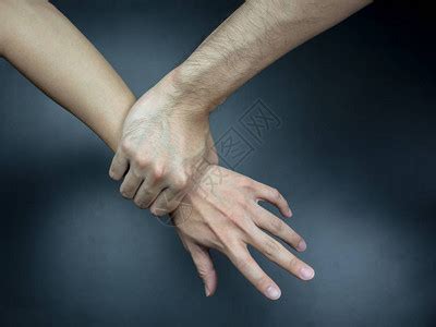 为什么男生牵手喜欢拇指摩擦你的手指手背，3点原因(爱你的表现) — 久久经验网