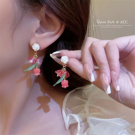 温柔粉色耳环女生头像