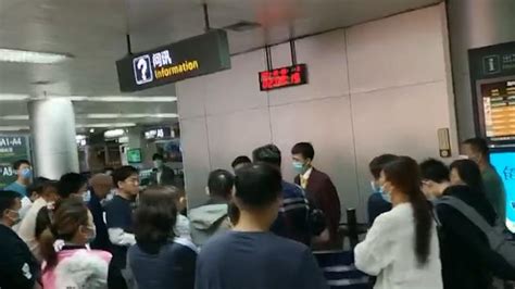 6日，网络曝出东海航空DZ6297（南通-西安）航班上，机长与乘务长发生争执，在飞行过程中互殴。_腾讯视频