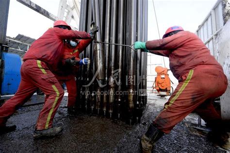 新疆克拉玛依：石油工人冒雪打井找油忙-人民图片网