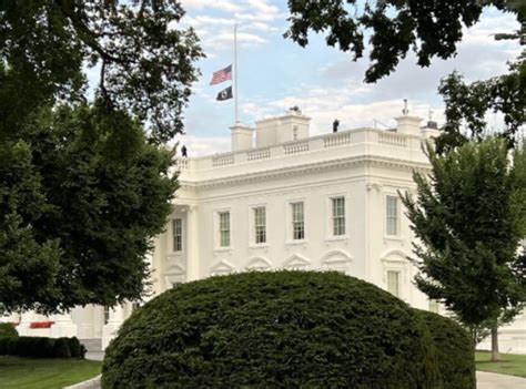 拜登宣布美国白宫降半旗 悼念印第安纳州联邦快递中心枪击案遇难者