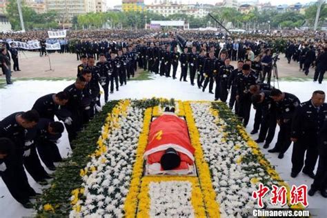 现场:维和烈士申亮亮遗体告别仪式在吉林举行_央广网