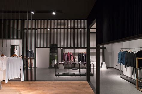 日本TAKA – Q男装专卖店设计 – 米尚丽零售设计网-店面设计丨办公室设计丨餐厅设计丨SI设计丨VI设计