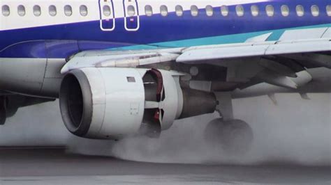 空客A320降落开启反推器、这样的反推器比较少见_腾讯视频
