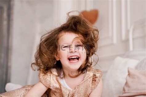一个快乐的三岁女孩的画像。高清摄影大图-千库网