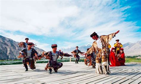 新疆哈萨克族鹰舞 藏着怎样的人与自然和谐相处之道？_凤凰网