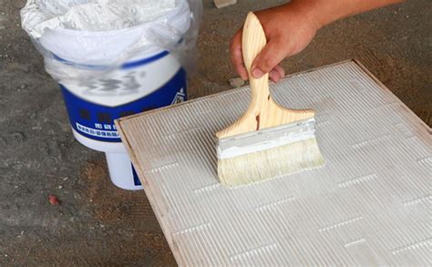 瓷砖背胶和瓷砖胶的区别是什么 瓷砖背胶使用注意事项 - 麦高建材