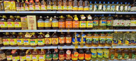 超市 货架 油类 食用油-罐头图库
