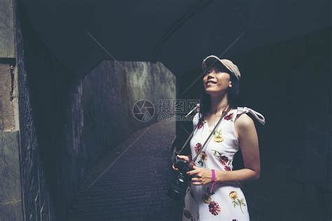 轻的女孩旅行者坐圆形楼梯的螺旋楼梯的地下通道坎宁堡公园高清图片下载-正版图片300875308-摄图网