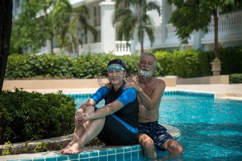 假期老年夫妇在游泳池共中放松浪漫的户外高清图片下载-正版图片307719731-摄图网