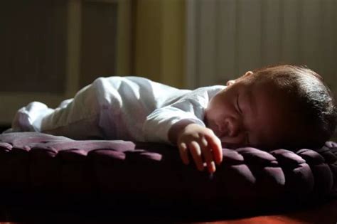 婴儿趴着的正确姿势图（宝宝总爱趴着睡）-幼儿百科-魔术铺