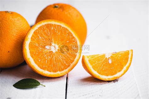 工作室里白木背景上的橘子高清图片下载-正版图片504352041-摄图网