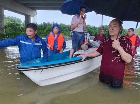 93岁老人突然中风 救援艇冲破洪流来了……